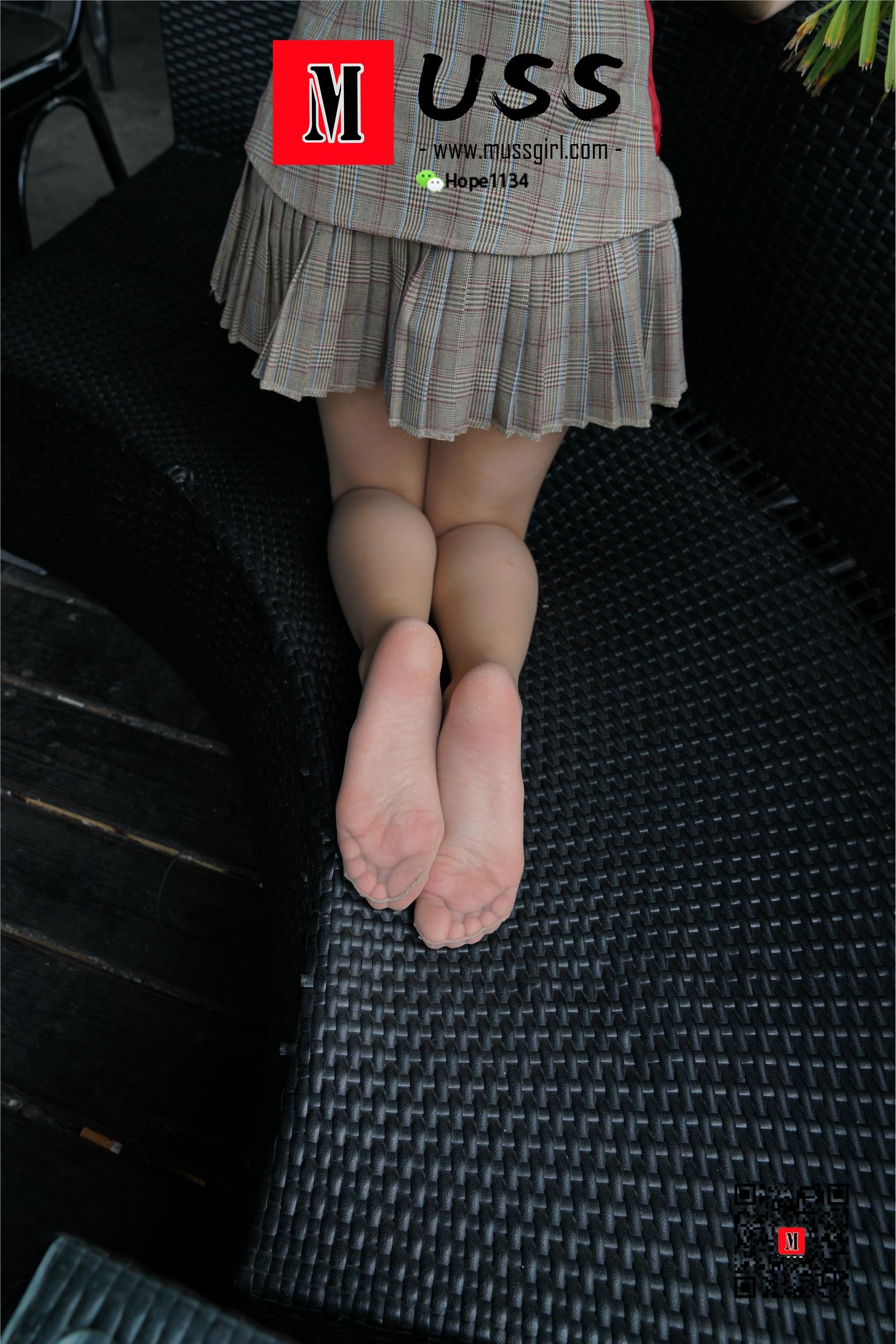 MussGirl慕丝女郎  NO.008 拍过模特的美足，那化妆师璐璐的呢？